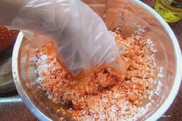 Trộn gấc vào xôi