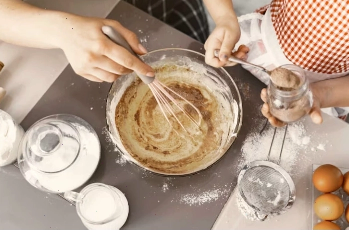 Trộn hỗn hợp trứng làm bánh kem