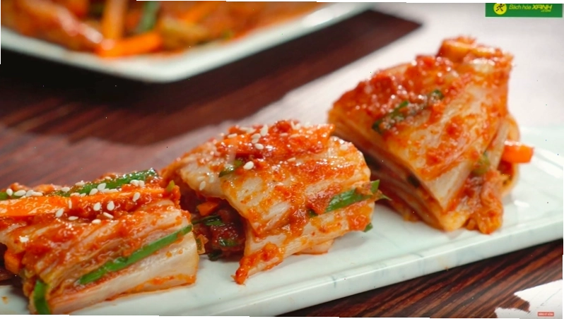 Trộn sốt vào cải thảo làm kim chi