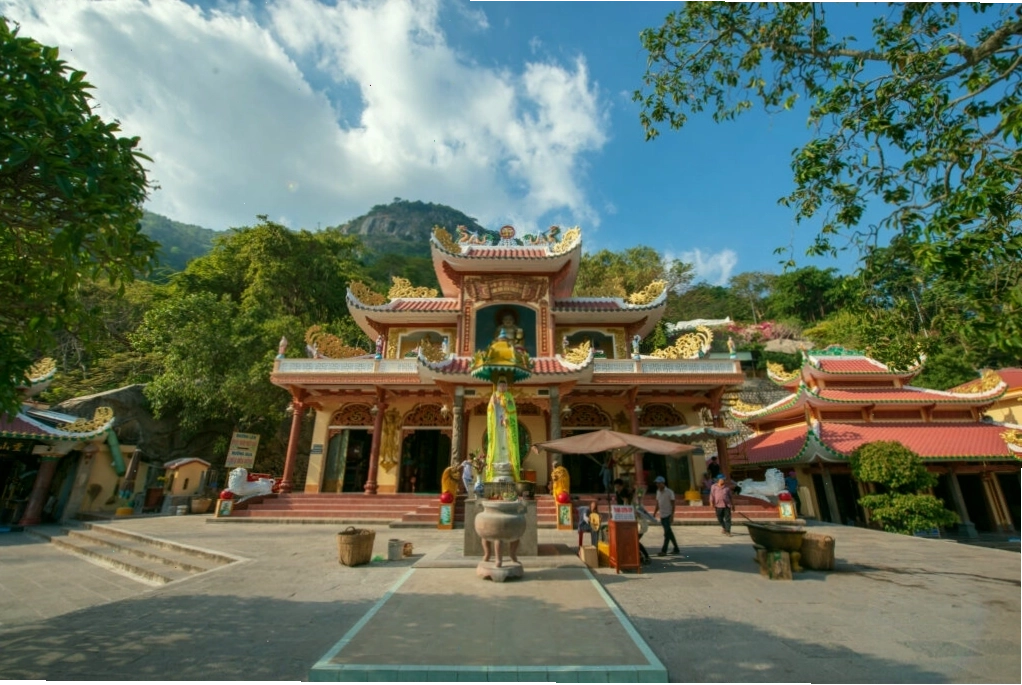 Tượng Bà Đen uy nghiêm trên đỉnh núi Bà Đen
