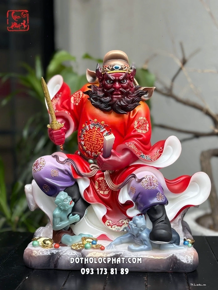 Tượng Chung Quỳ áo gấm đỏ