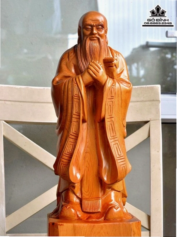 Tượng Khổng Tử bằng gỗ bách xanh thể hiện sự uy nghiêm và trí tuệ