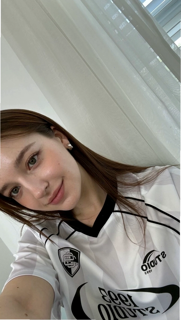 Vẻ đẹp sexy nhẹ nhàng, tinh tế của cô gái châu Âu