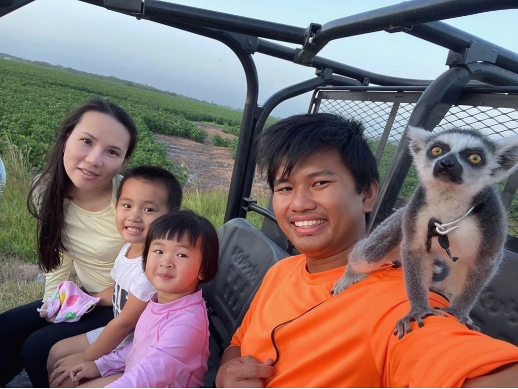 Vương Phạm bên vợ và các con