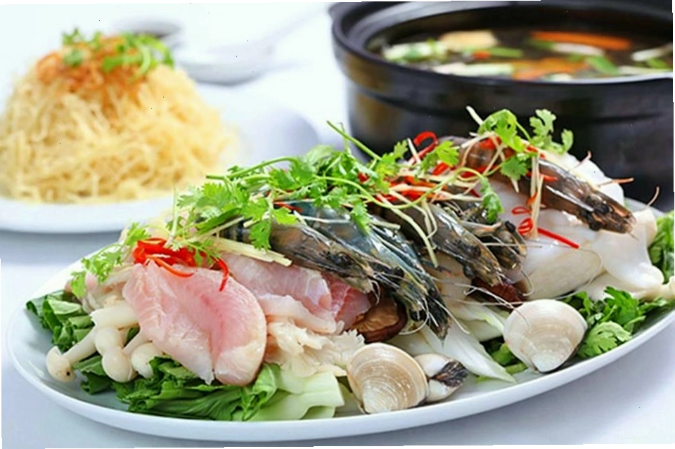 Xào thơm các loại gia vị tạo mùi cho nước lẩu