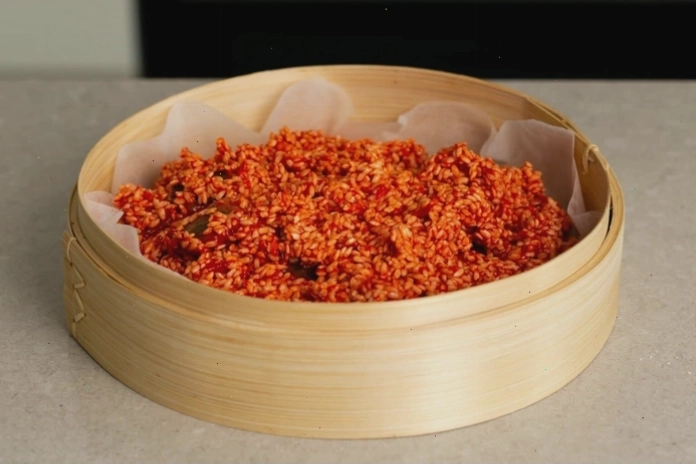Xôi gấc hoàn chỉnh với màu đỏ đẹp mắt và dừa sợi