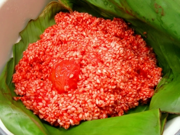 Xới tơi xôi gấc sau khi đồ chín