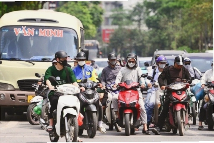 Nắng nóng gay gắt bao phủ toàn miền Bắc với nhiệt độ cao